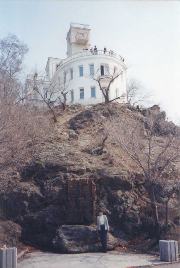 AMUR_UNDER_ROCK.JPG