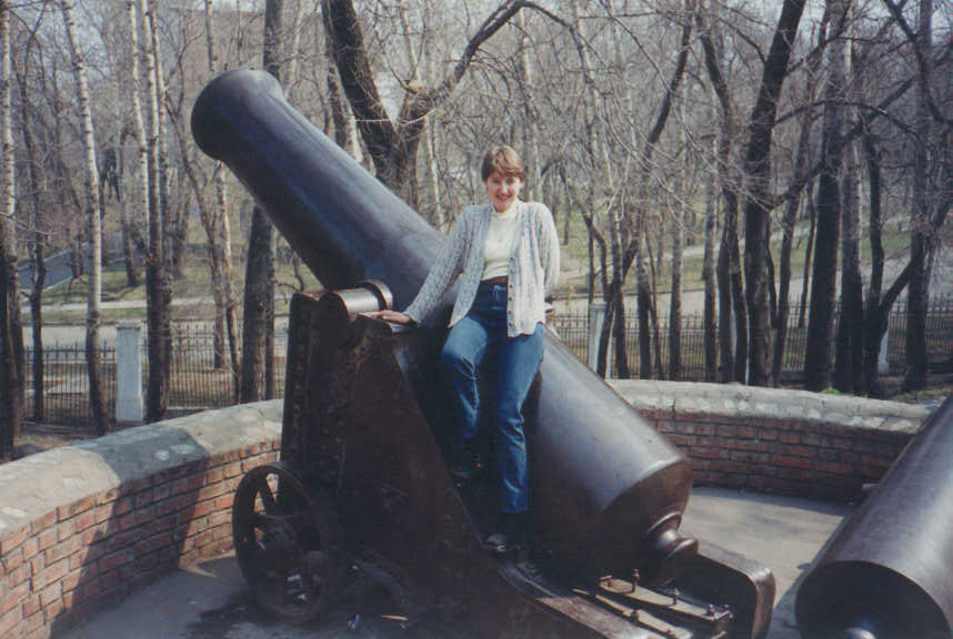 GUN_ON_CARRIAGE.JPG